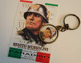 Benito Mussolini e i gadget fascisti del ristorante Paradiso di Milano (cc) Domitilla Ferrari