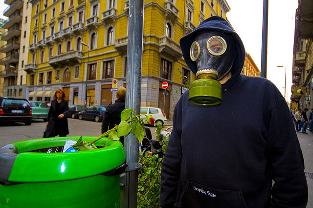 inquinamento a Milano [Traffic Kills - Reclaim your oxygen! (cc) Davide Del Vecchio]
