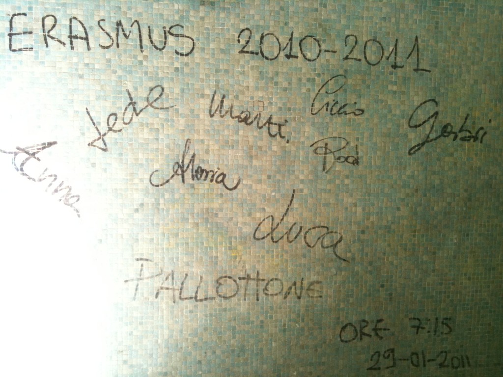 scritte sui muri nella metropolitana di Lisbona